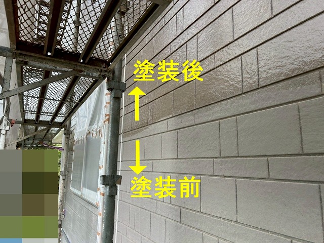 南アルプス市で窯業系サイディング外壁塗装で下塗りを行う様子